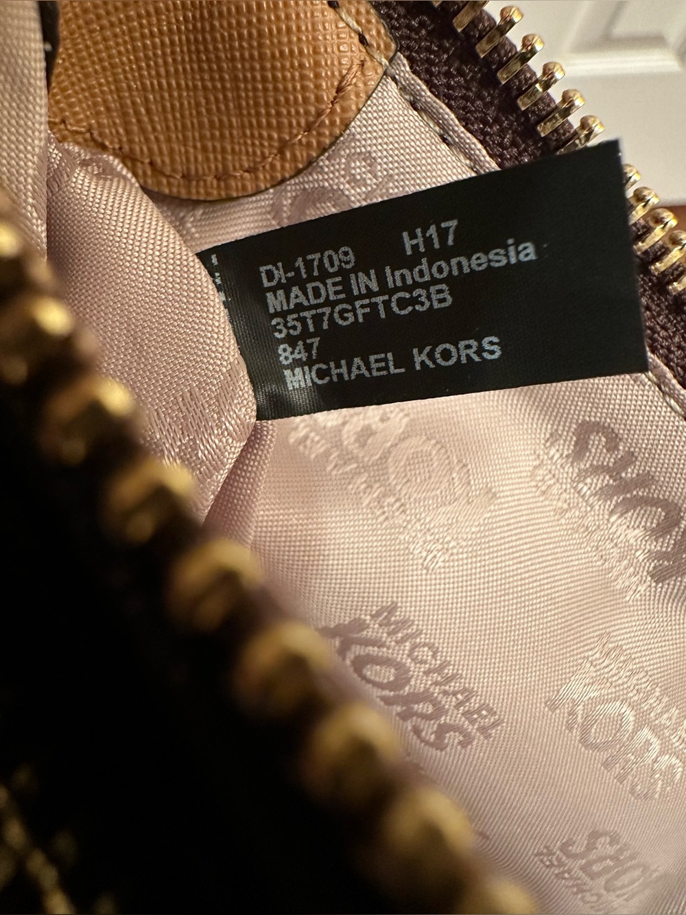 Michael Kors Crossbody Bag-Like New - Picture 4 of 12